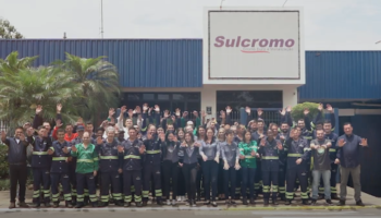 equipe de funcionários da sulcromo, empresa familiar de revestimentos metálicos