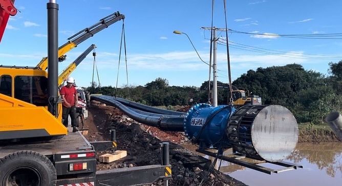 Bomba anfíbia da Higra sendo instalada.