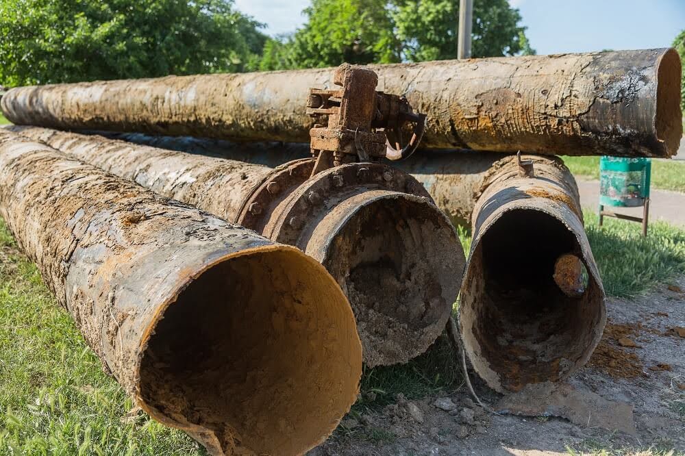 Material industrial com sinais avançados de ferrugem em metais, mostrando corrosão e desgaste na superfície, prejudicando sua integridade e desempenho.